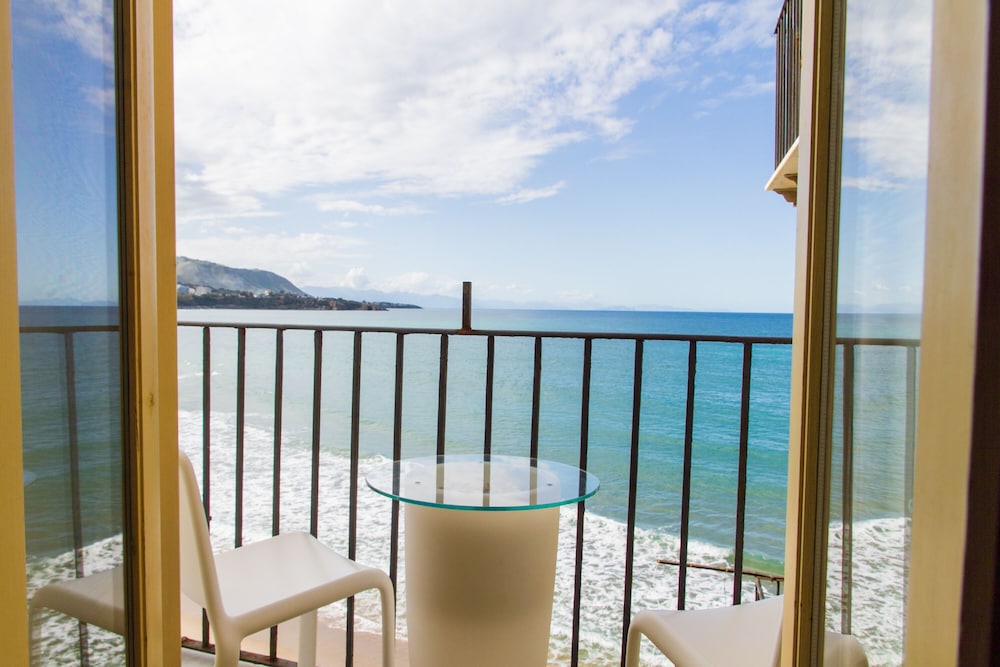 Balcone sul mare — 4-Star Luxury Hotel in Cefalu, Italy