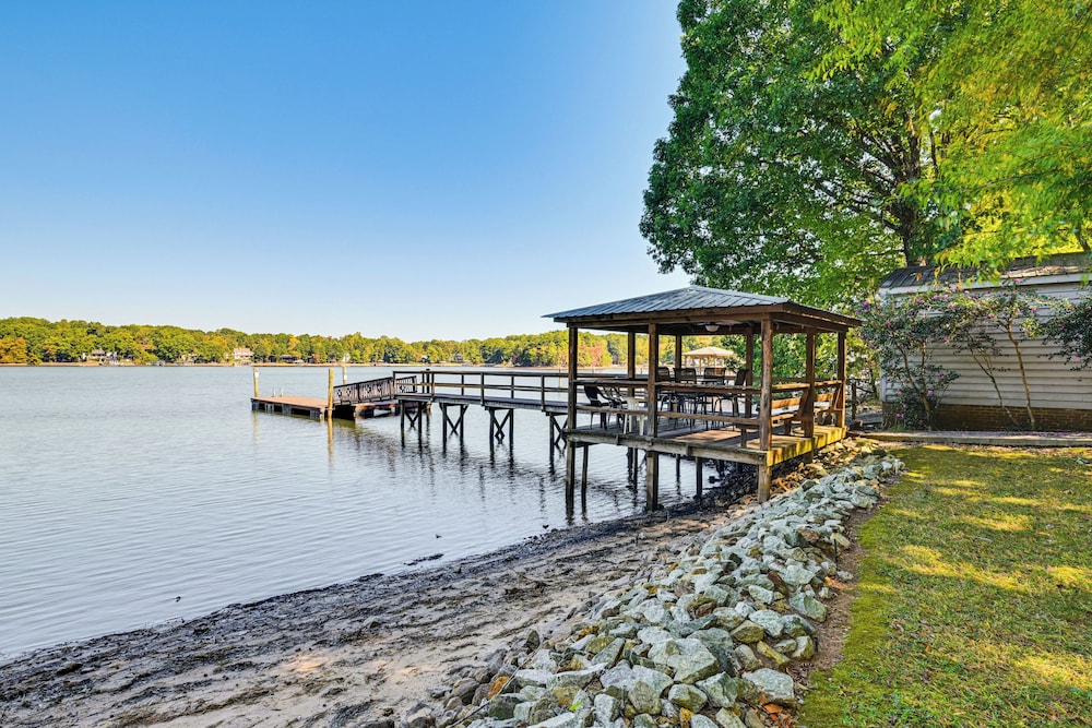 Private Dock and Beach Lake Norman Cottage Hideaway — 4-Star Luxury Hotel in Mooresville, United States