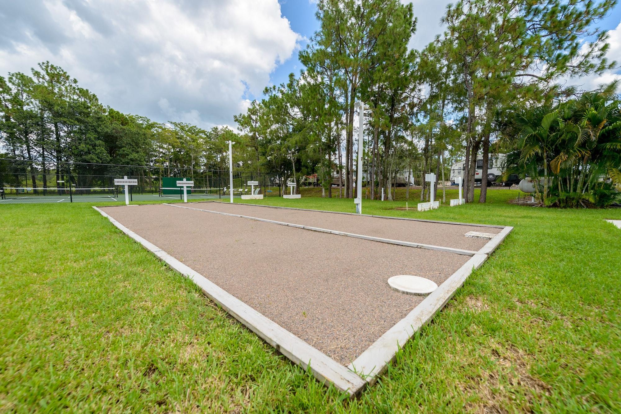 Club Naples RV Resort - photo 10