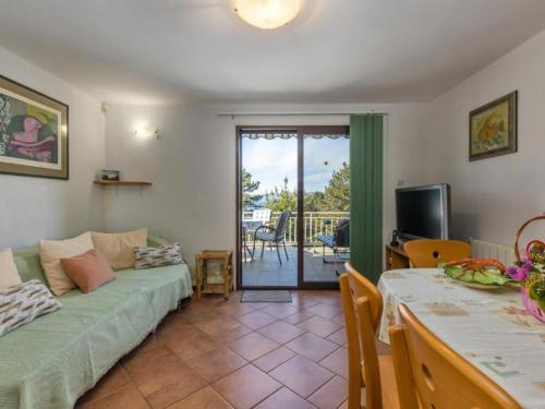 Apartment Villa Mirna Three Bedroom Apartment with Balcony and Sea View — 4-Star Luxury Hotel in Njivice, Croatia