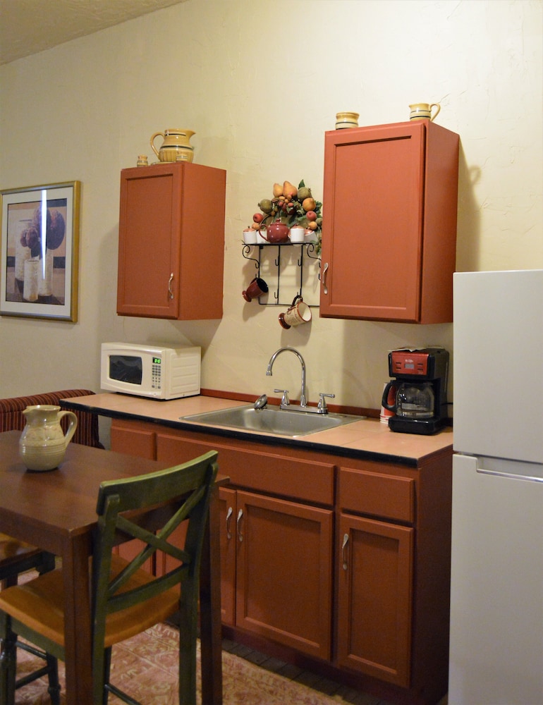 Holly Inn Suites - photo 18