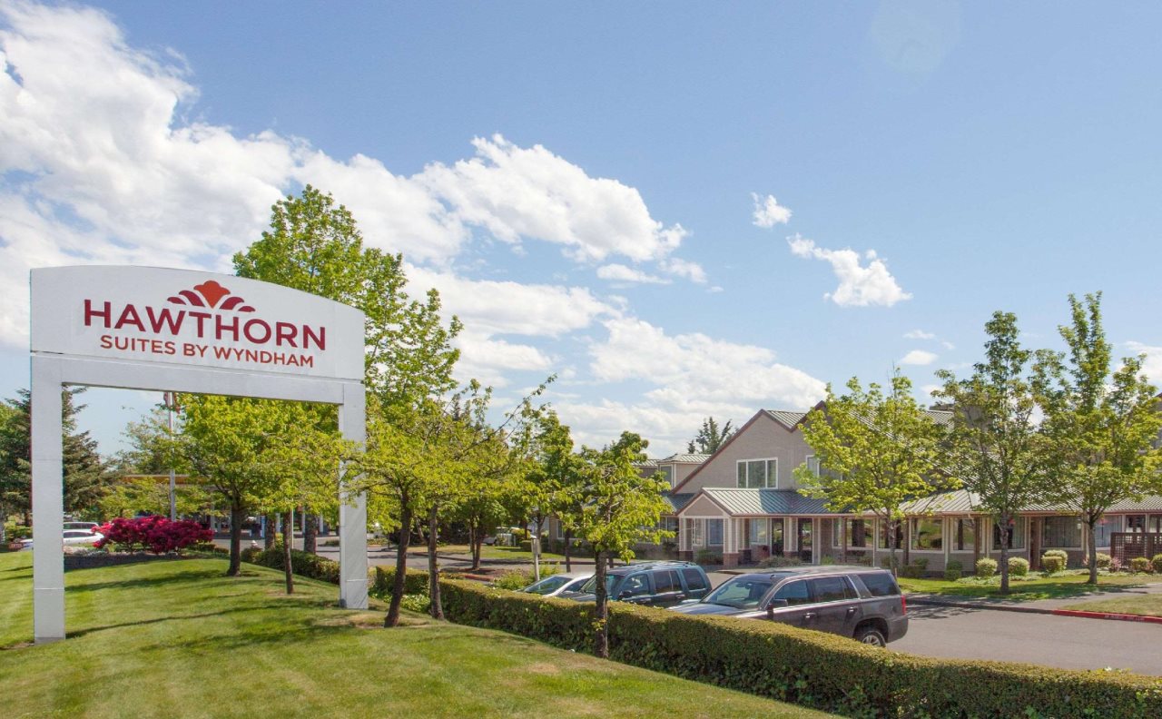 Hawthorn Suites by Wyndham Kent Sea Tac Airport - carbon neutral hotel in Kent
