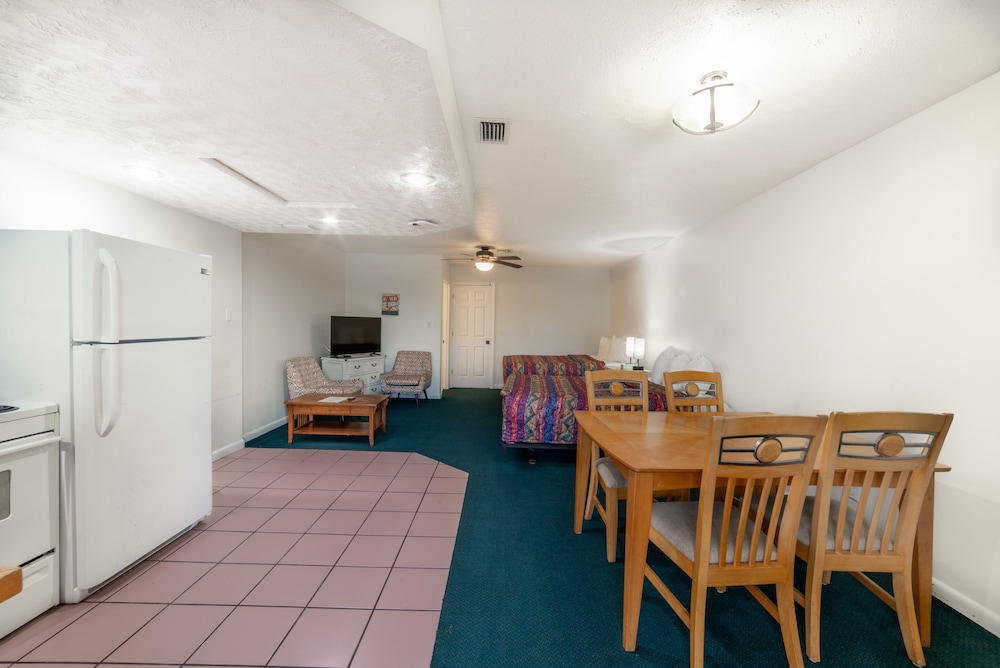 Captain's Table Hotel - photo 110