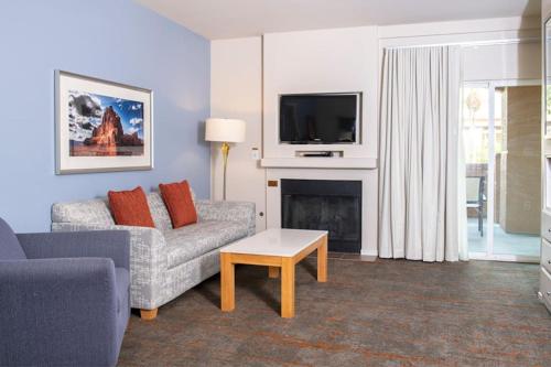 Enjoy Las Vegas Blvd with the Family in 2BD condo with resort lazy river