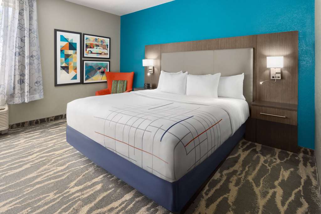 La Quinta Inn & Suites by Wyndham Kokomo - photo 22