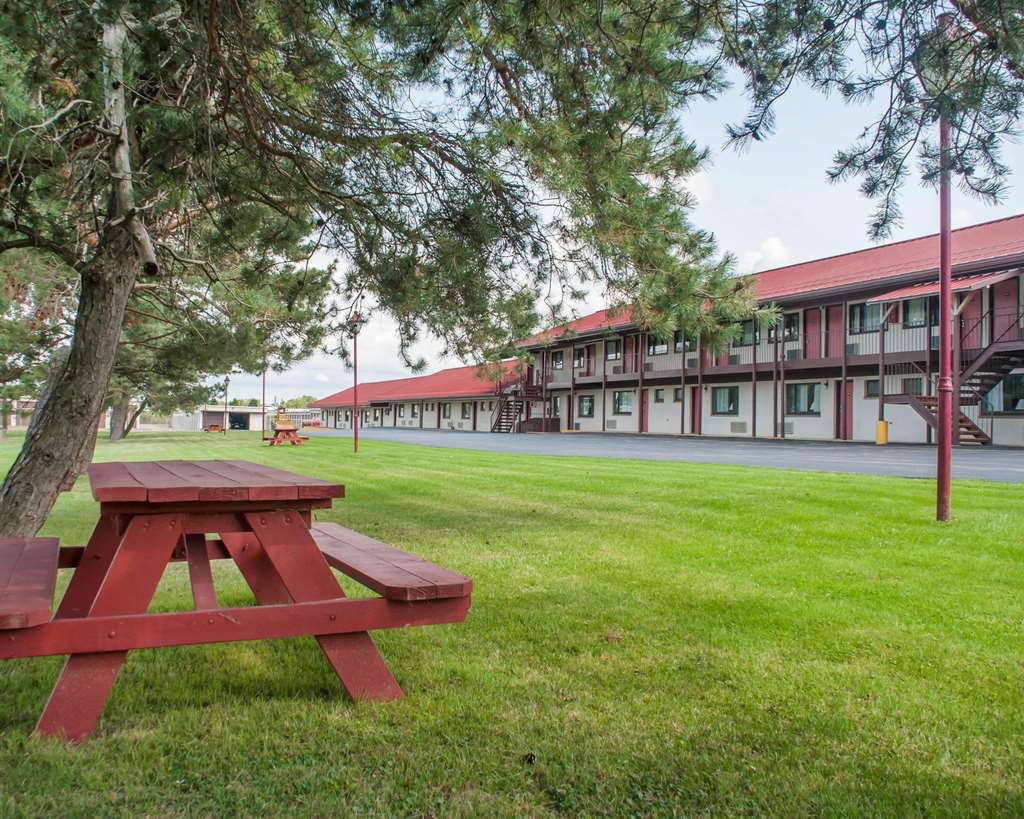 Econo Lodge South - photo 19