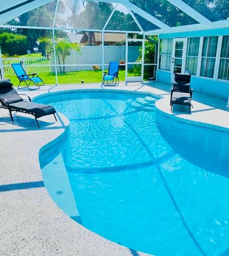 NEW Renovated luxury home with private heated pool game room Near Anna Maria Island and IMG — 4-Star Luxury Hotel in Bradenton, United States