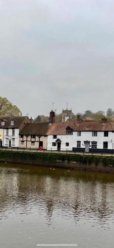 Bewdley River Cottage Free private gated parking for 2 cars River front location — 4-Star Luxury Hotel in Bewdley, United Kingdom