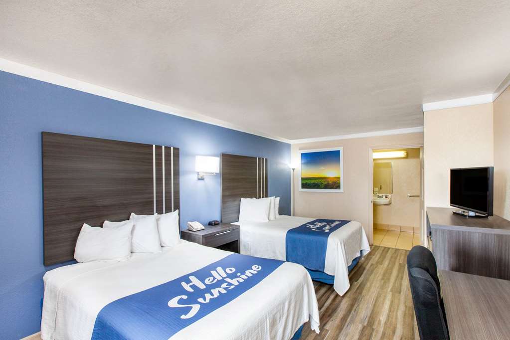 Days Inn & Suites by Wyndham Braunig Lake - photo 7