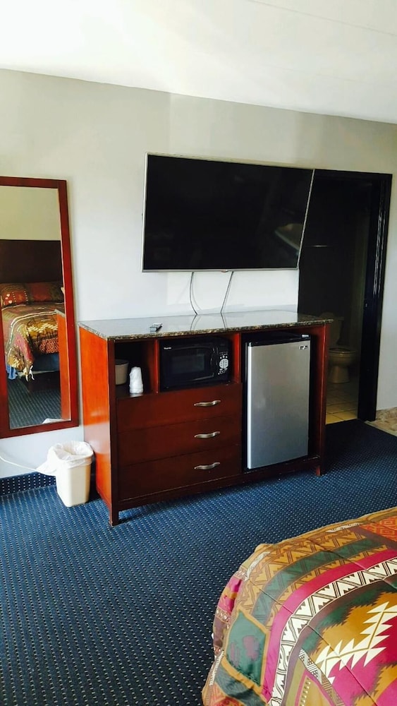 American Inn & Suites - photo 18