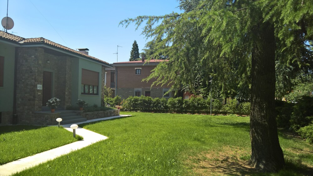 A Casa di Simonetta — 4-Star Luxury Hotel in Castelfranco Emilia, Italy