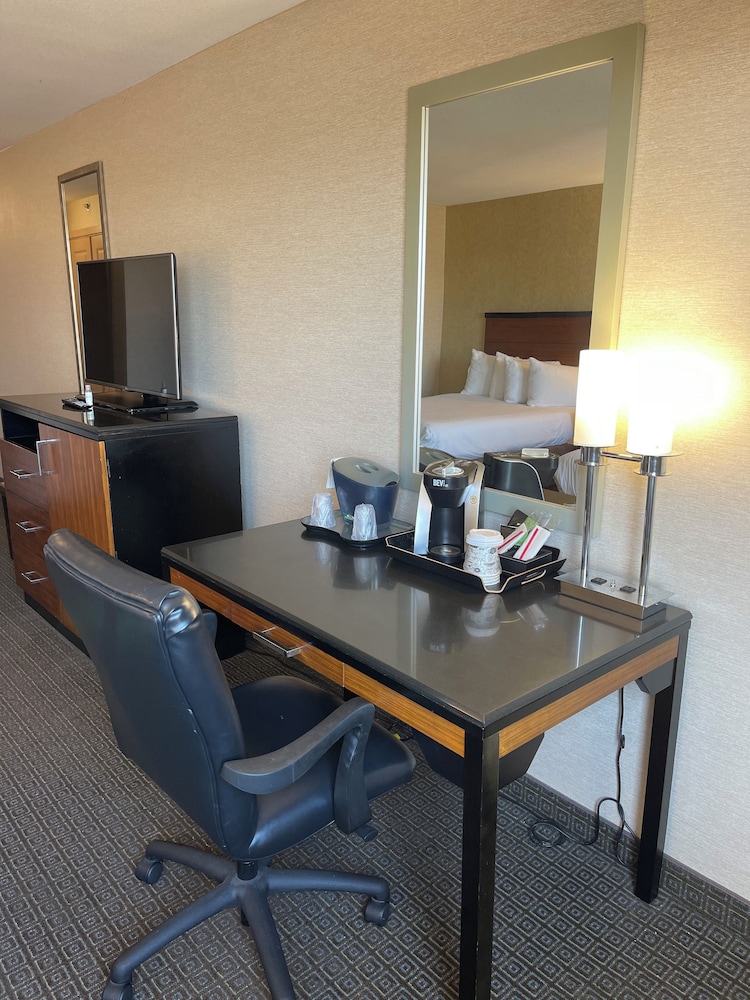 Quality Hotel Philadelphia Airport - photo 4