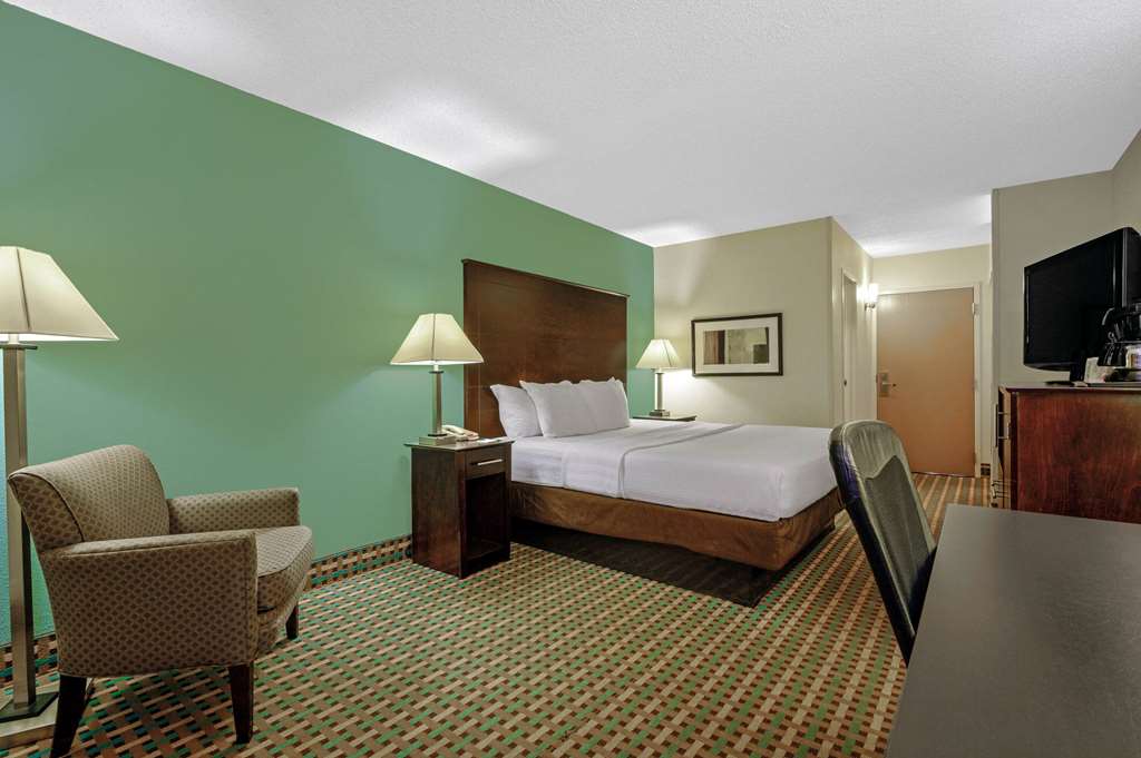 La Quinta Inn by Wyndham Columbia SE Fort Jackson - photo 35