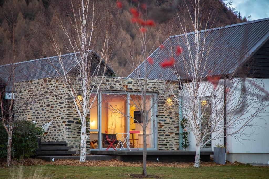 Brassed Off Modern Arrowtown Studio in Arrowtown, New Zealand