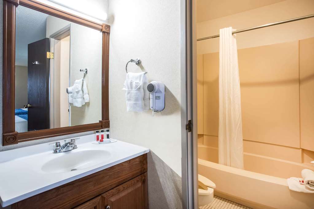 Travelodge by Wyndham Colorado Springs Airport Peterson SFB - photo 11