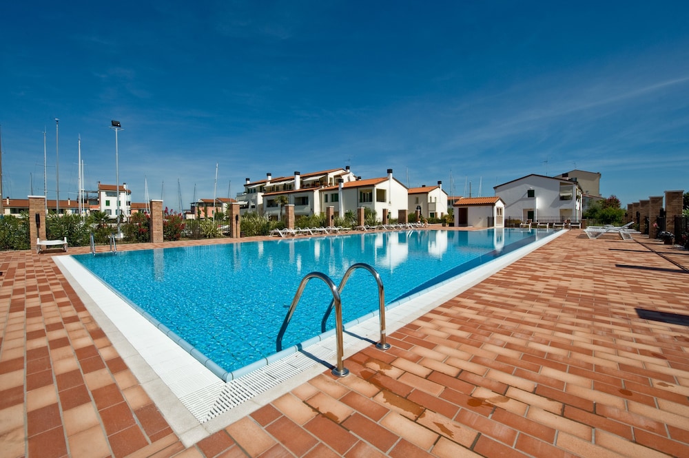 Residence Maestrale — 4-Star Luxury Hotel in Caorle, Italy