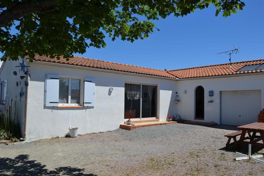 Noirmoutier : Location de Vacances Pour 8 Personnes a Barbatre — hotel in Barbatre