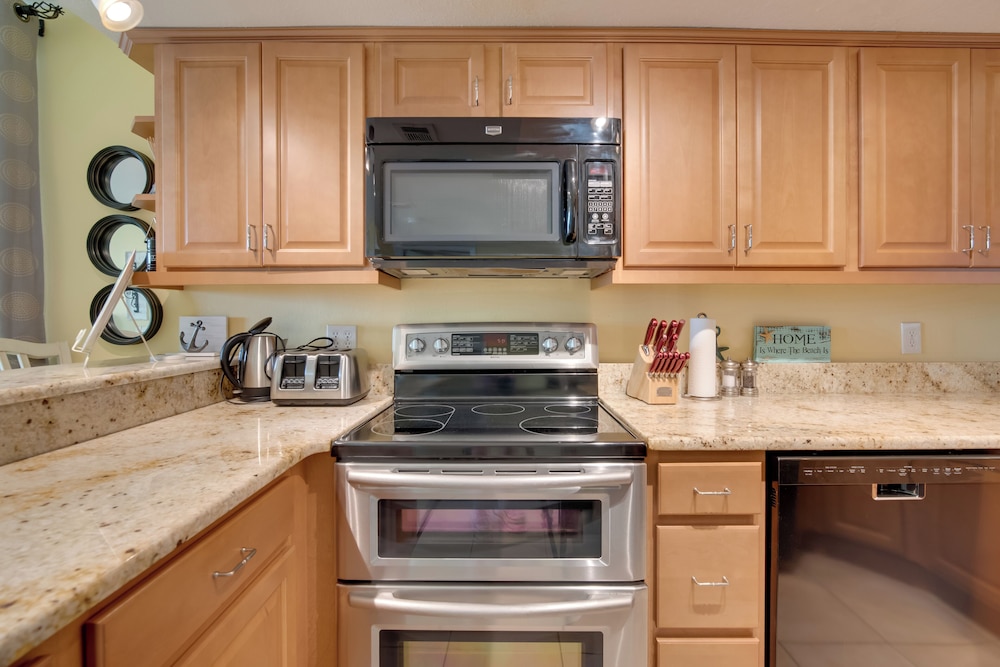 Pool Access Waterfront Hudson Condo — 4-Star Luxury Hotel in Hudson, United States