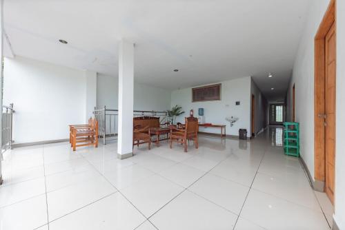 OYO 946 Penginapan Menara Megah Syariah — hotel in Pelabuhanratu