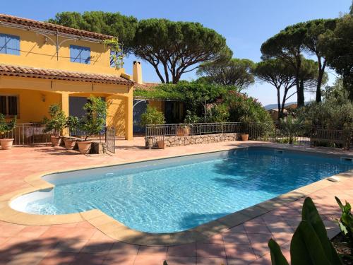 Sous Les Pins Parasols in Vidauban, France