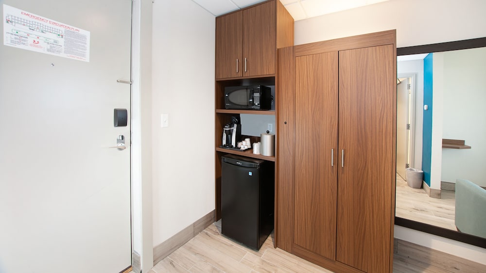Holiday Inn Express & Suites Panama City Beach Beachfront by IHG - photo 6