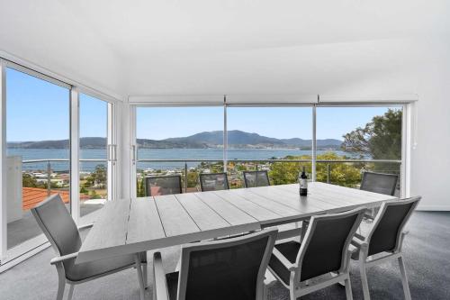 House on the Hillside with City Views Sleeps 12 — 4-Star Luxury Hotel in Howrah, Australia