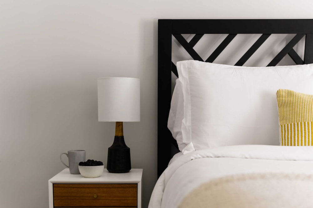 Luna Industrial Artist's Loft in Old Town w Billiards - photo 16