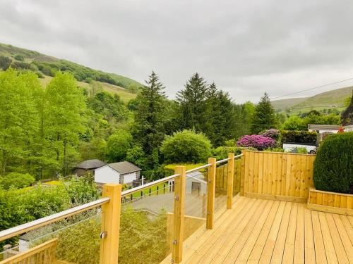 Lakeside View with Hot Tub — Abertillery — photo 2