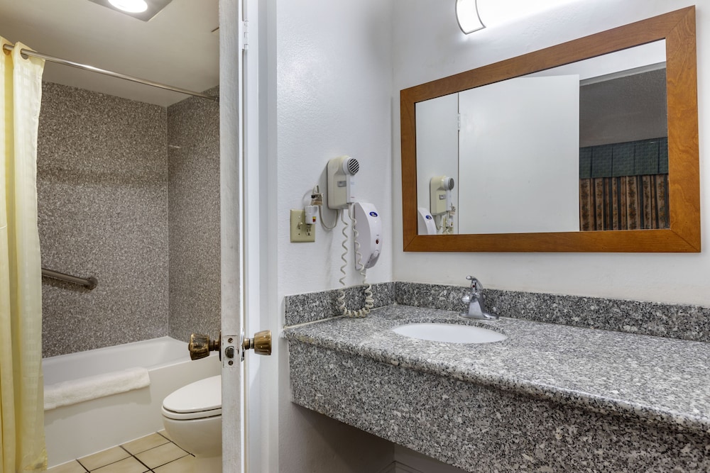 Riverside Inn & Suites - photo 34