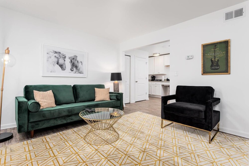 8 Bedrooms Comprised of 4 2BR Suites by Domio - photo 48