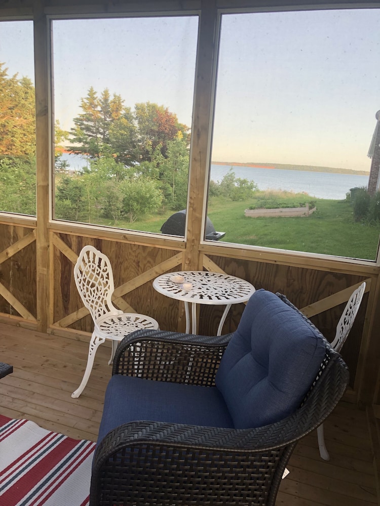 Bluewaters Retreat Bachelor Unit — 4-Star Luxury Hotel in Belfast, Canada