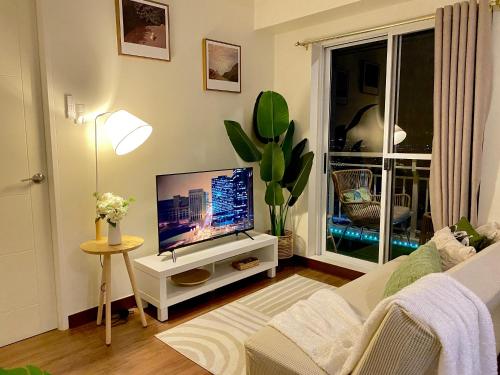 Cozy 1 BR Scandinavian Tropical Condo with Balcony & Parking — 4-Star Luxury Hotel in Manila, Philippines