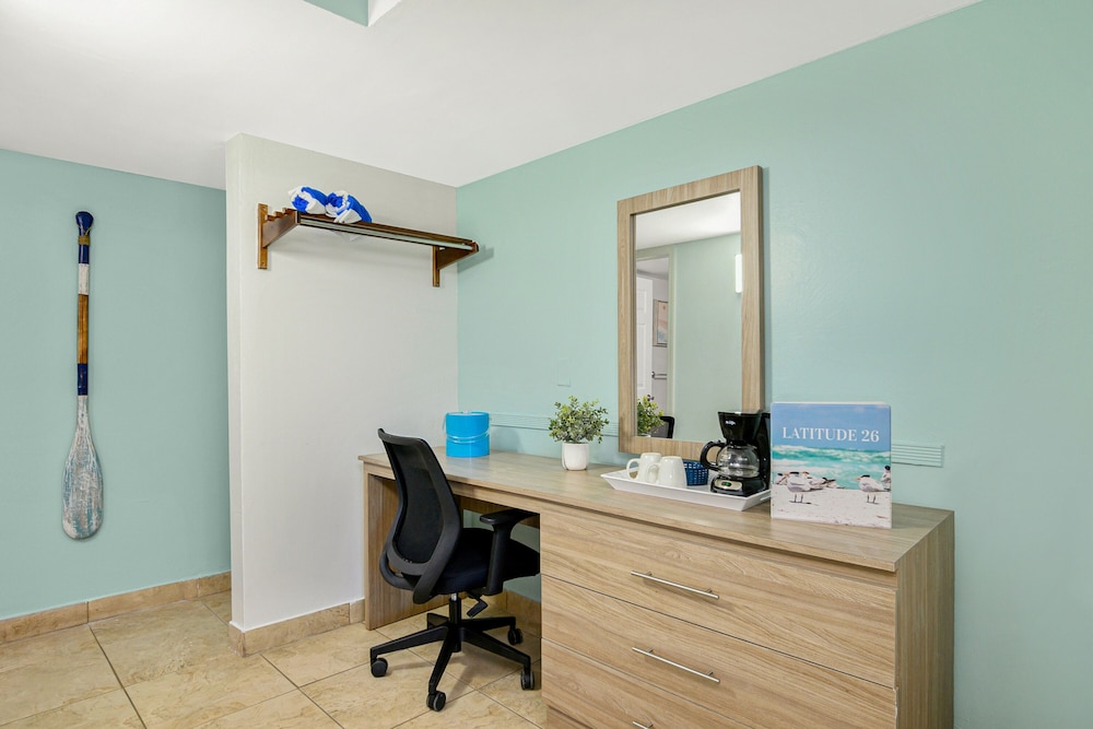 Latitude 26 Waterfront Resort & Marina - photo 8