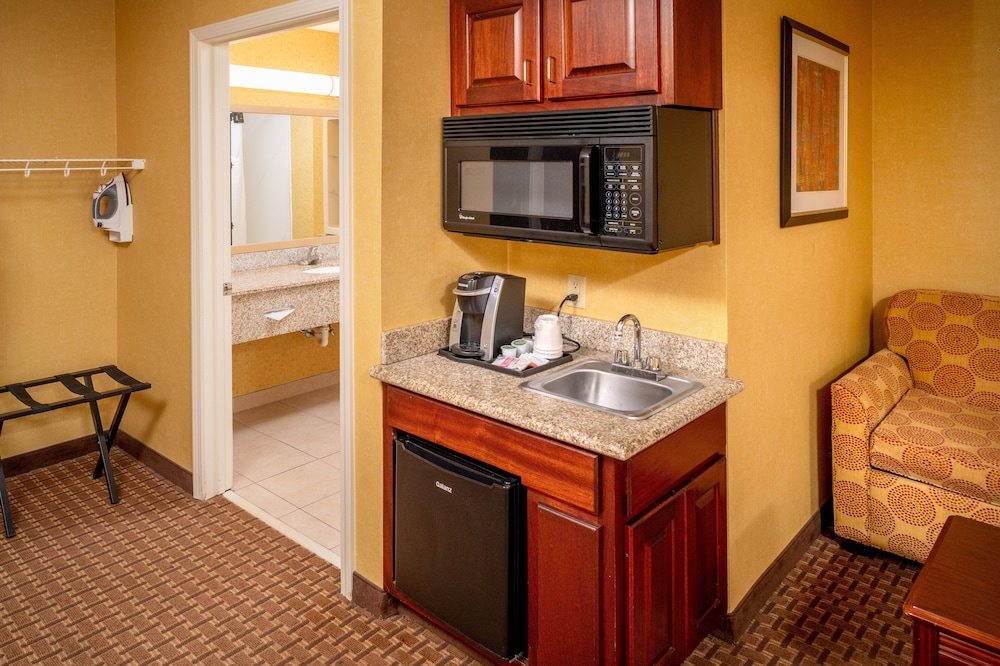 Holiday Inn Express Hotel & Suites Hazard by IHG - photo 19