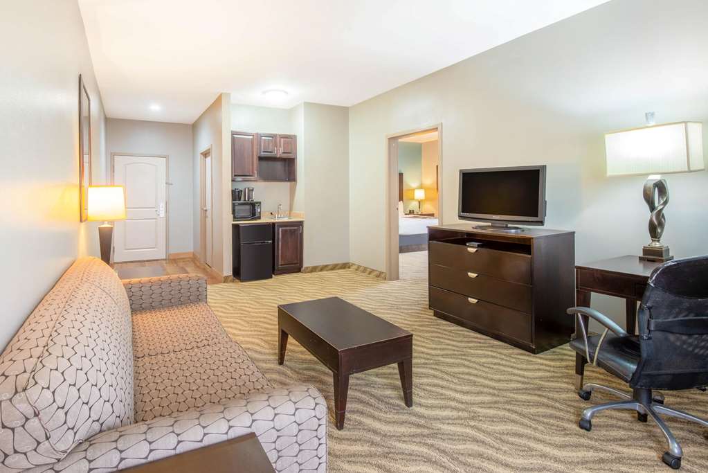 La Quinta Inn & Suites by Wyndham Glen Rose - photo 45