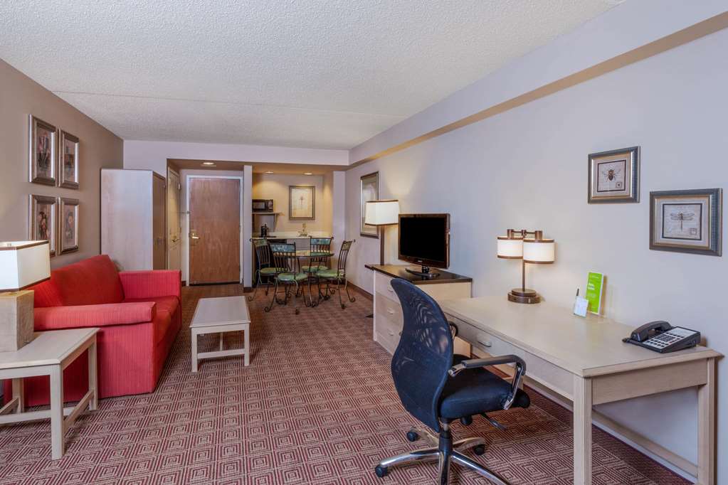 La Quinta Inn & Suites by Wyndham Garden City - photo 52