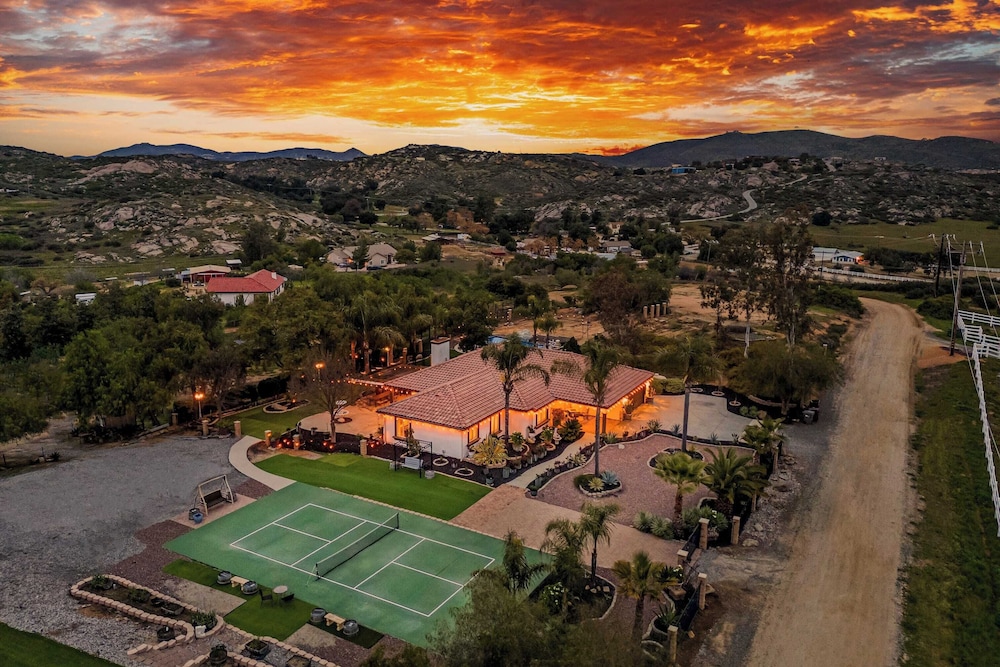 Breathtaking Meadows by Avantstay Temecula Group Retreat Pool Pickleball Firepit Hot Tub in Temecula, United States