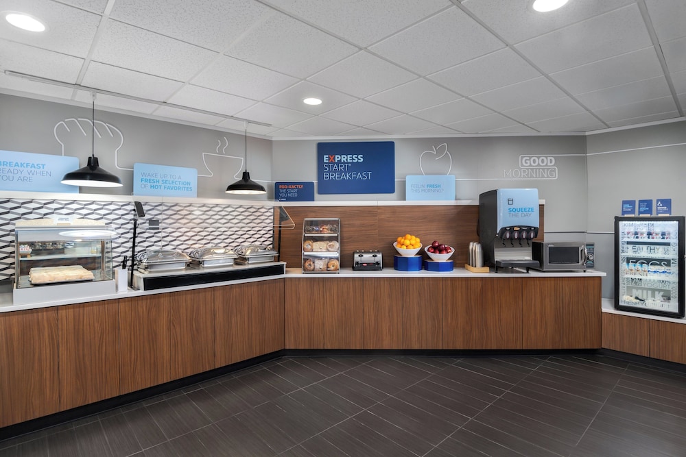 Holiday Inn Express Hotel & Suites Bentonville by IHG - photo 42