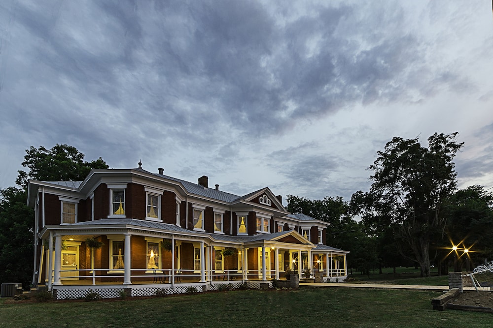 Grand Victorian Inn - photo 28