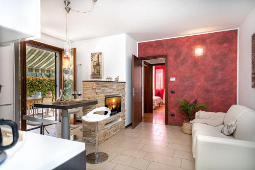Apartment La Promenade Regarda Travel — 4-Star Luxury Hotel in Lazise, Italy
