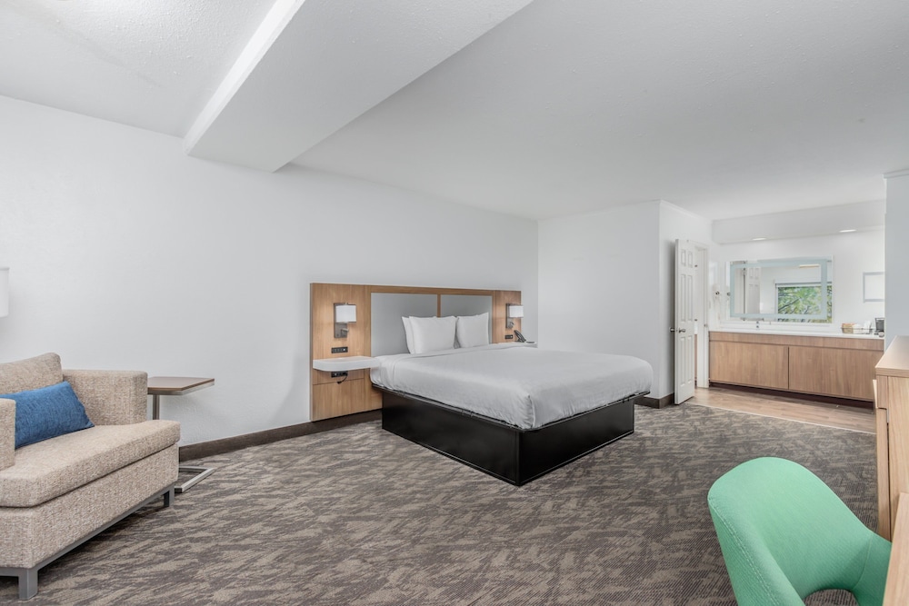 Crossroads Inn & Suites - photo 34