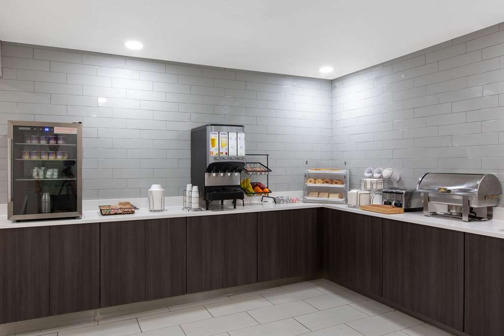 La Quinta Inn & Suites by Wyndham Blue Springs - photo 32