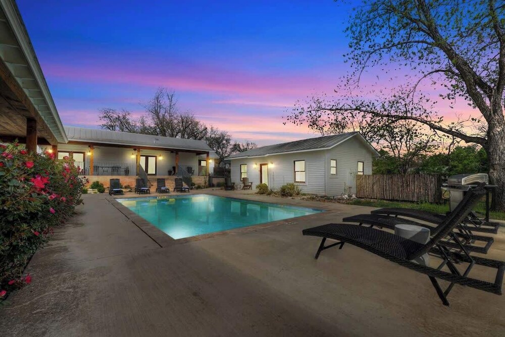 Schubert Inn main With Pool and Grill 2blks to Main - photo 18