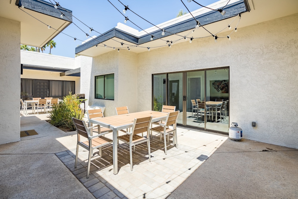 Luna & Stellar by Avantstay Modern Artist's Loft Buyout w 10 Brs Patio & Billiards - photo 15