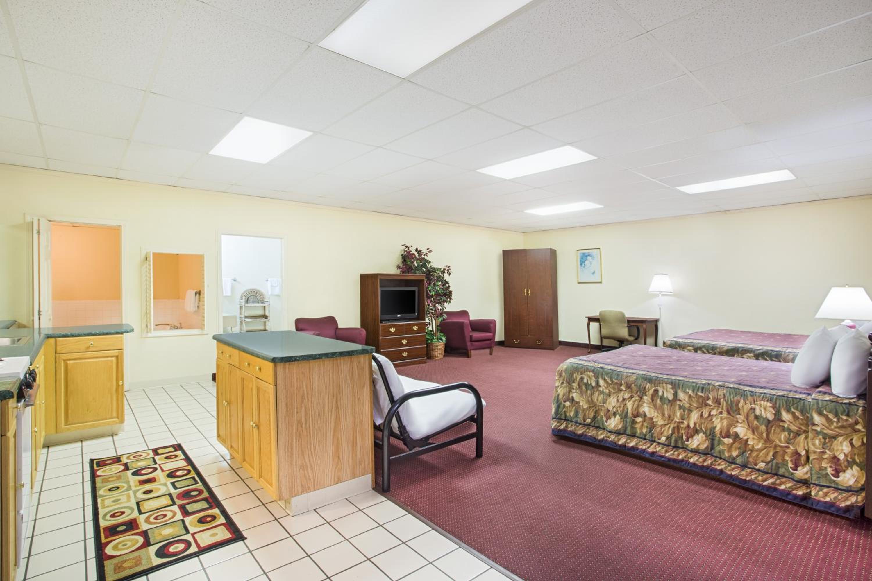 Bristol Parkway Inn - photo 13