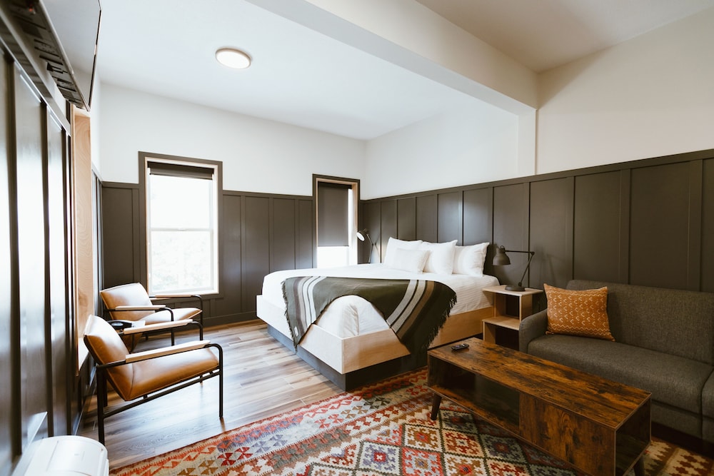 The Flying Steamshovel Inn — hotel in Rossland