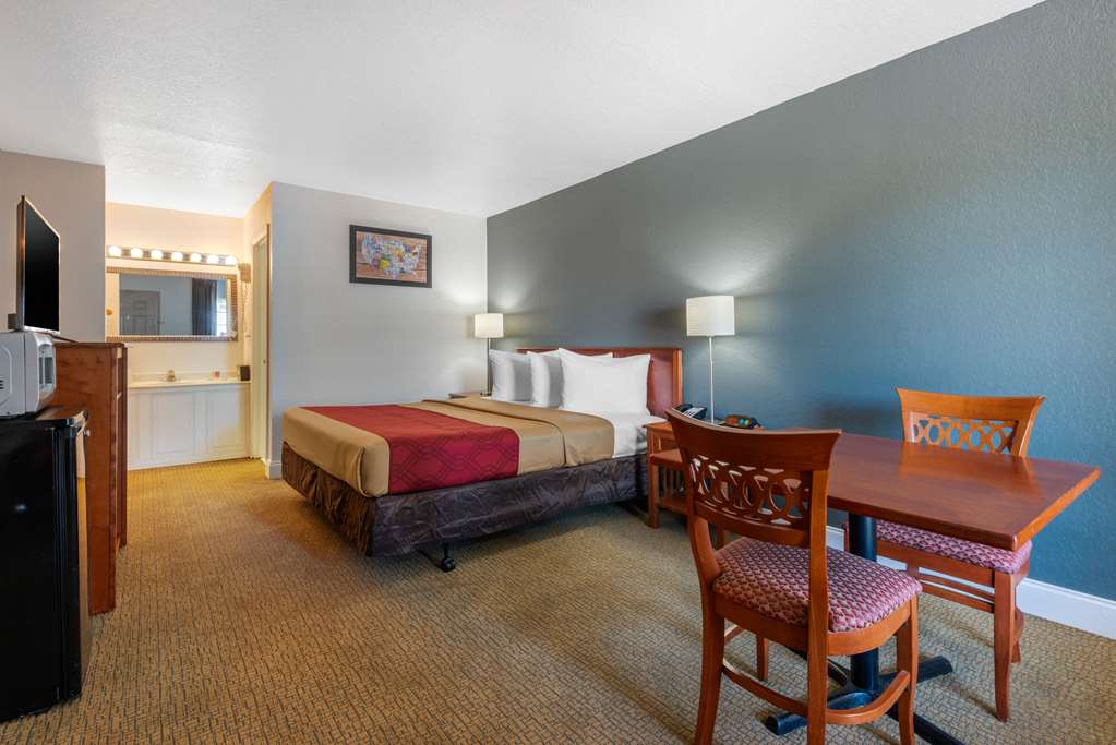 Econo Lodge Airport at RJ Stadium - photo 15