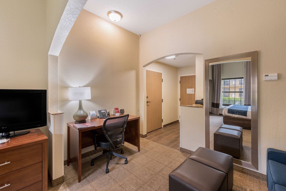 Comfort Suites Monroe - photo 24