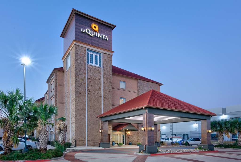 La Quinta Inn & Suites by Wyndham Dallas Grand Prairie South - photo 7