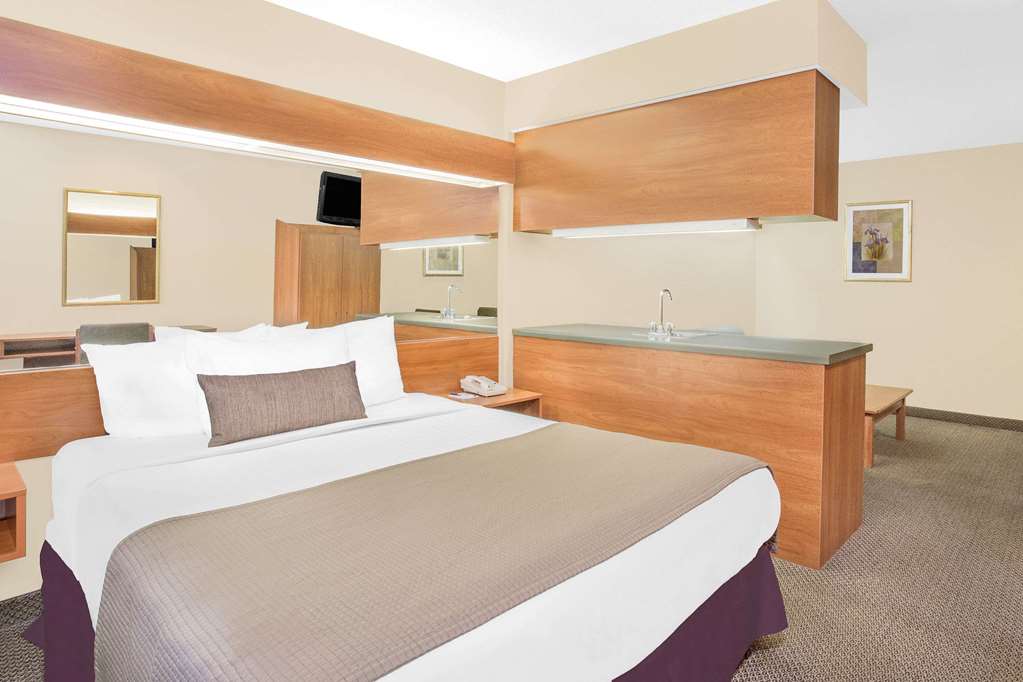 Microtel Inn & Suites by Wyndham Beckley East - photo 9